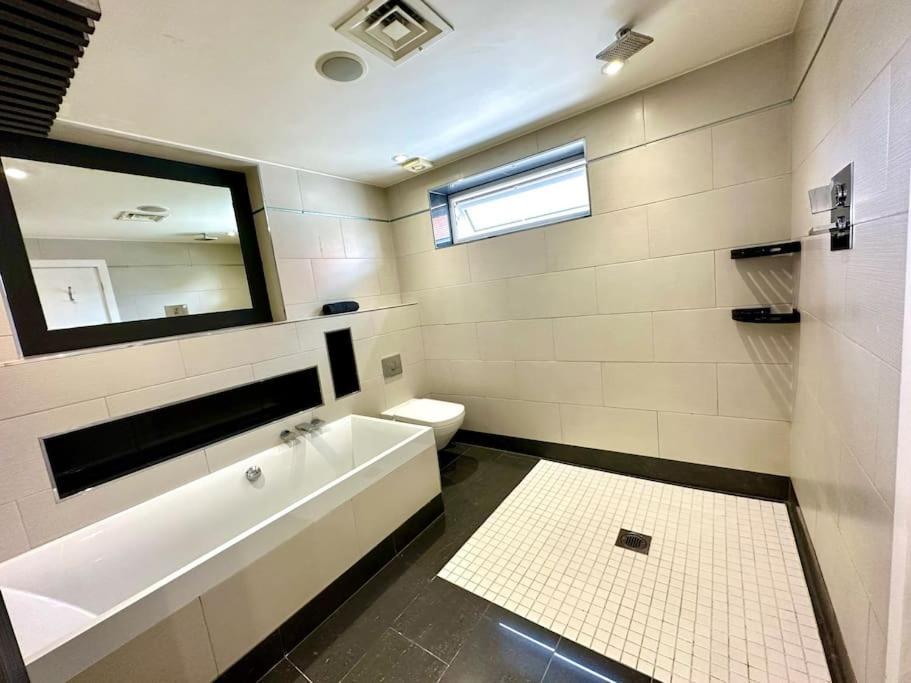 Stunning Panoramic Sea View Beach Location - Sleeps Up To 4 People - Free Parking - The Best Beach! - Great Location - Fast Wifi - Smart Tv - Newly Decorated - Sleeps Up To 4! Close To Bournemouth & Poole Town Centre & Sandbanks Dış mekan fotoğraf