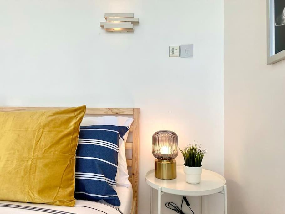 Stunning Panoramic Sea View Beach Location - Sleeps Up To 4 People - Free Parking - The Best Beach! - Great Location - Fast Wifi - Smart Tv - Newly Decorated - Sleeps Up To 4! Close To Bournemouth & Poole Town Centre & Sandbanks Dış mekan fotoğraf