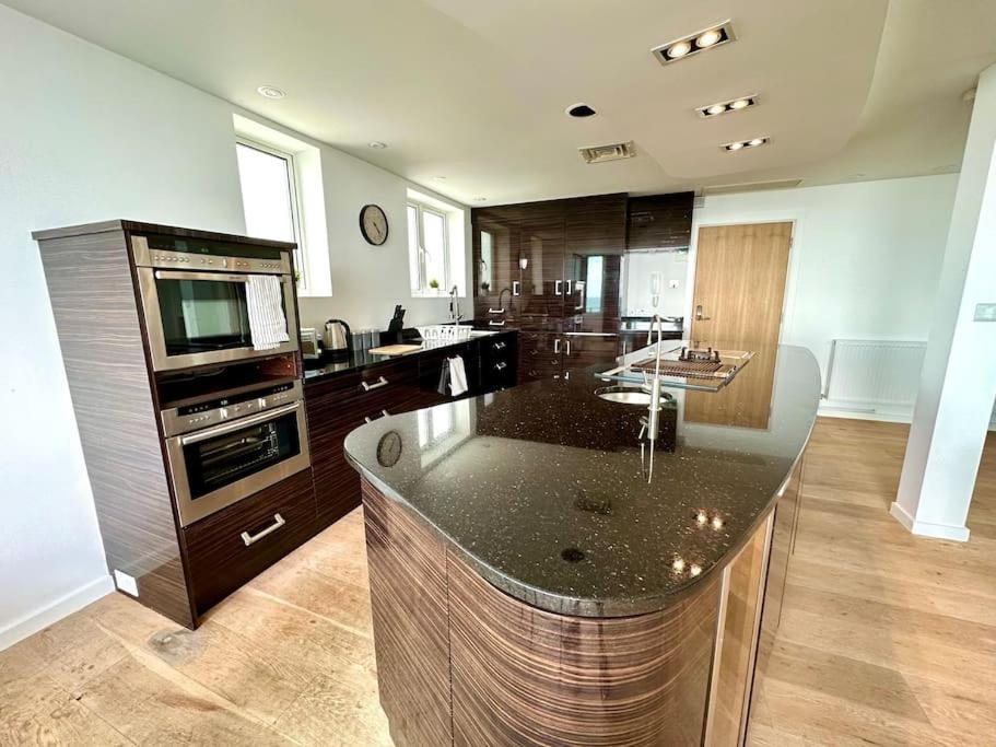 Stunning Panoramic Sea View Beach Location - Sleeps Up To 4 People - Free Parking - The Best Beach! - Great Location - Fast Wifi - Smart Tv - Newly Decorated - Sleeps Up To 4! Close To Bournemouth & Poole Town Centre & Sandbanks Dış mekan fotoğraf