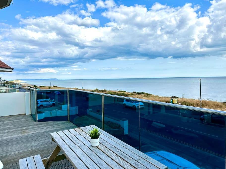 Stunning Panoramic Sea View Beach Location - Sleeps Up To 4 People - Free Parking - The Best Beach! - Great Location - Fast Wifi - Smart Tv - Newly Decorated - Sleeps Up To 4! Close To Bournemouth & Poole Town Centre & Sandbanks Dış mekan fotoğraf