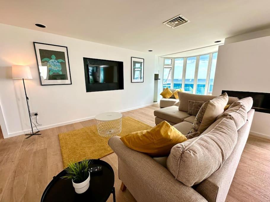 Stunning Panoramic Sea View Beach Location - Sleeps Up To 4 People - Free Parking - The Best Beach! - Great Location - Fast Wifi - Smart Tv - Newly Decorated - Sleeps Up To 4! Close To Bournemouth & Poole Town Centre & Sandbanks Dış mekan fotoğraf