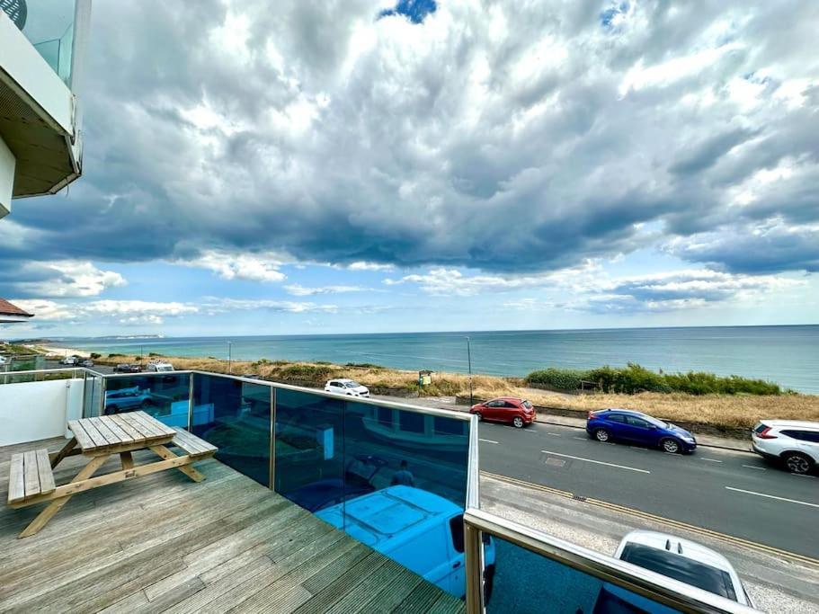 Stunning Panoramic Sea View Beach Location - Sleeps Up To 4 People - Free Parking - The Best Beach! - Great Location - Fast Wifi - Smart Tv - Newly Decorated - Sleeps Up To 4! Close To Bournemouth & Poole Town Centre & Sandbanks Dış mekan fotoğraf