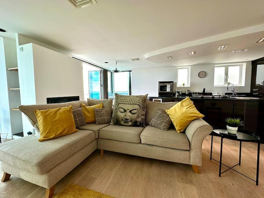 Stunning Panoramic Sea View Beach Location - Sleeps Up To 4 People - Free Parking - The Best Beach! - Great Location - Fast Wifi - Smart Tv - Newly Decorated - Sleeps Up To 4! Close To Bournemouth & Poole Town Centre & Sandbanks Dış mekan fotoğraf