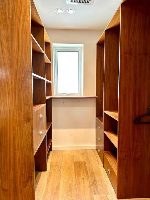 Stunning Panoramic Sea View Beach Location - Sleeps Up To 4 People - Free Parking - The Best Beach! - Great Location - Fast Wifi - Smart Tv - Newly Decorated - Sleeps Up To 4! Close To Bournemouth & Poole Town Centre & Sandbanks Dış mekan fotoğraf