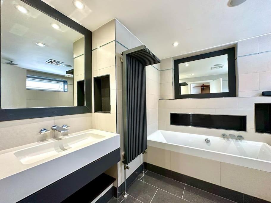 Stunning Panoramic Sea View Beach Location - Sleeps Up To 4 People - Free Parking - The Best Beach! - Great Location - Fast Wifi - Smart Tv - Newly Decorated - Sleeps Up To 4! Close To Bournemouth & Poole Town Centre & Sandbanks Dış mekan fotoğraf