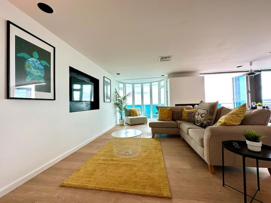 Stunning Panoramic Sea View Beach Location - Sleeps Up To 4 People - Free Parking - The Best Beach! - Great Location - Fast Wifi - Smart Tv - Newly Decorated - Sleeps Up To 4! Close To Bournemouth & Poole Town Centre & Sandbanks Dış mekan fotoğraf