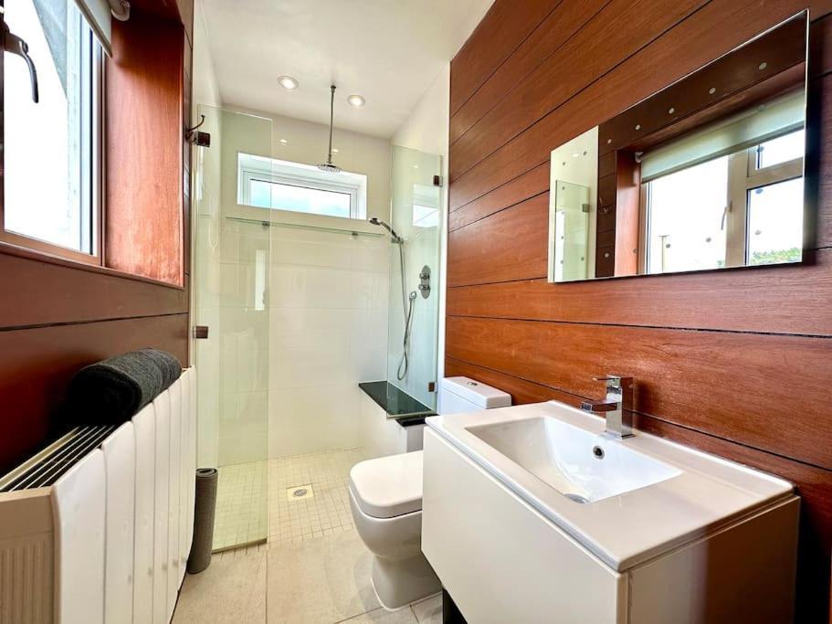 Stunning Panoramic Sea View Beach Location - Sleeps Up To 4 People - Free Parking - The Best Beach! - Great Location - Fast Wifi - Smart Tv - Newly Decorated - Sleeps Up To 4! Close To Bournemouth & Poole Town Centre & Sandbanks Dış mekan fotoğraf