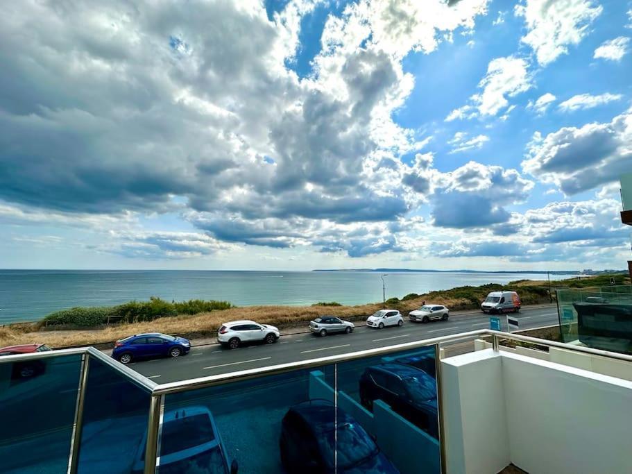 Stunning Panoramic Sea View Beach Location - Sleeps Up To 4 People - Free Parking - The Best Beach! - Great Location - Fast Wifi - Smart Tv - Newly Decorated - Sleeps Up To 4! Close To Bournemouth & Poole Town Centre & Sandbanks Dış mekan fotoğraf