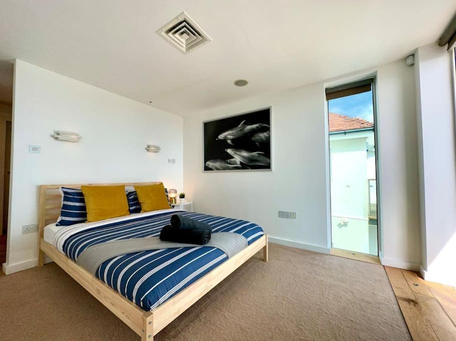 Stunning Panoramic Sea View Beach Location - Sleeps Up To 4 People - Free Parking - The Best Beach! - Great Location - Fast Wifi - Smart Tv - Newly Decorated - Sleeps Up To 4! Close To Bournemouth & Poole Town Centre & Sandbanks Dış mekan fotoğraf