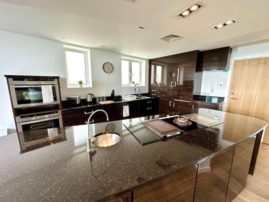Stunning Panoramic Sea View Beach Location - Sleeps Up To 4 People - Free Parking - The Best Beach! - Great Location - Fast Wifi - Smart Tv - Newly Decorated - Sleeps Up To 4! Close To Bournemouth & Poole Town Centre & Sandbanks Dış mekan fotoğraf