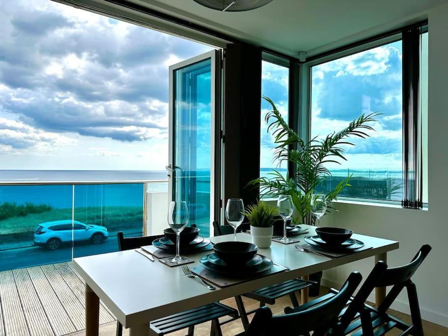 Stunning Panoramic Sea View Beach Location - Sleeps Up To 4 People - Free Parking - The Best Beach! - Great Location - Fast Wifi - Smart Tv - Newly Decorated - Sleeps Up To 4! Close To Bournemouth & Poole Town Centre & Sandbanks Dış mekan fotoğraf